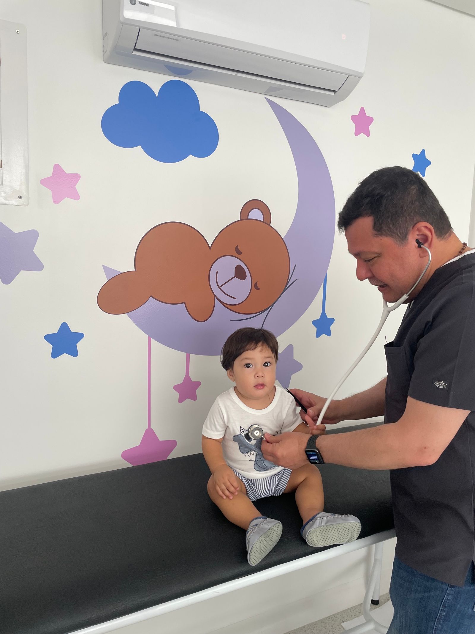 Consultorio pediátrico del Dr. Jhon Alvear